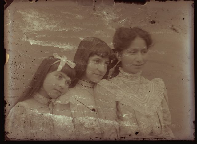 Retrato de María Isabel, Marta y María Domínguez Casanueva